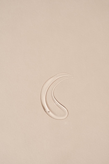 Gros plan sur une tache de gel cosmétique de maquillage sur fond beige poussiéreux neutre Concept de marchandise de marque de beauté minimaliste