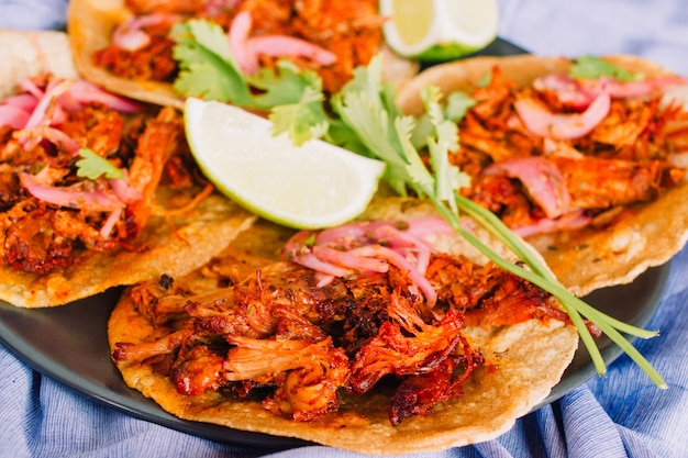 Gros plan de tacos Cochinita Pibil. Cochinita pibil est une façon de cuisiner du porc effiloché typique du Yucatan, au Mexique