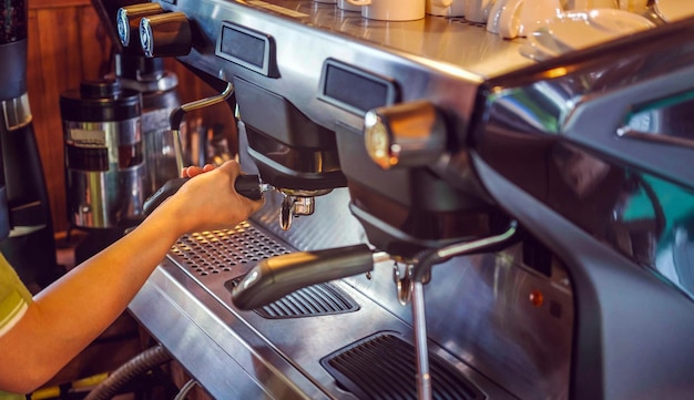 Gros plan de la taille de la bannière du barista travaillant à faire du café avec une machine à café