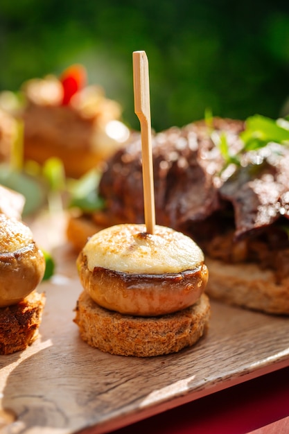 Gros plan sur les tapas aux champignons espagnols sur la planche de bois