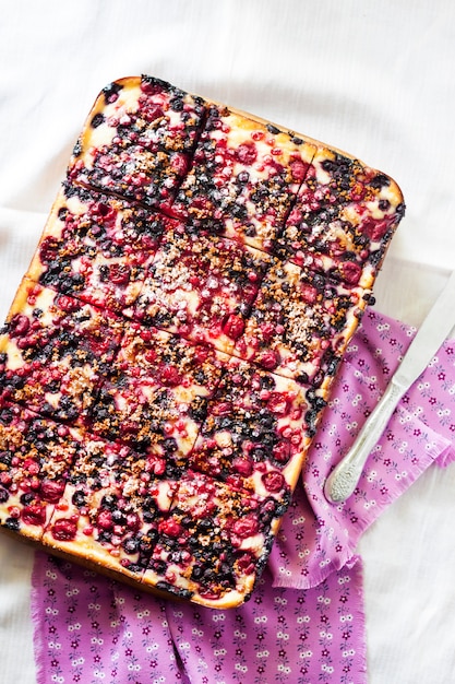 Gros plan de la tarte aux baies avec du fromage cottage coupé sur des tranches carrées