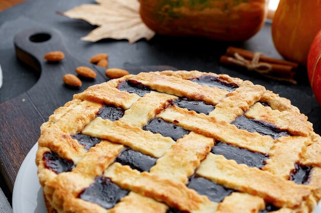 Gros plan d'une tarte aux baies sur table en bois