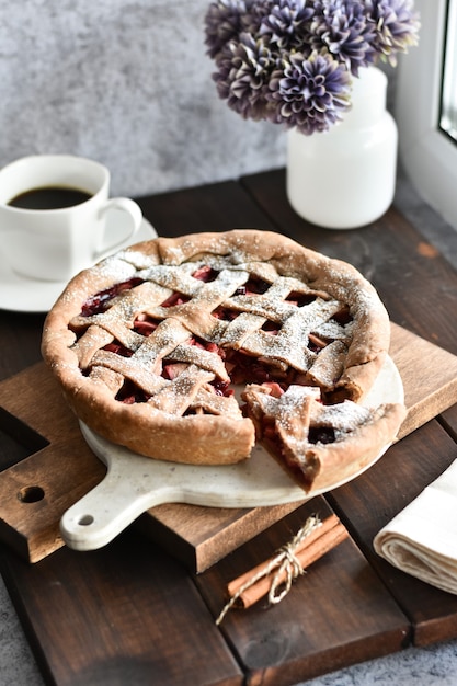 Gros plan sur tarte maison avec cerise et pomme