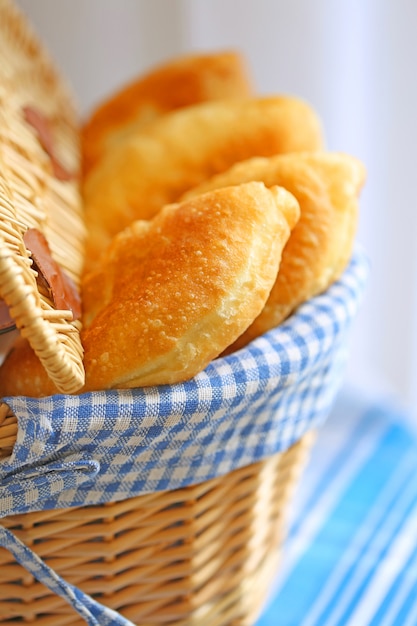 gros plan tartes frits dans un panier en osier