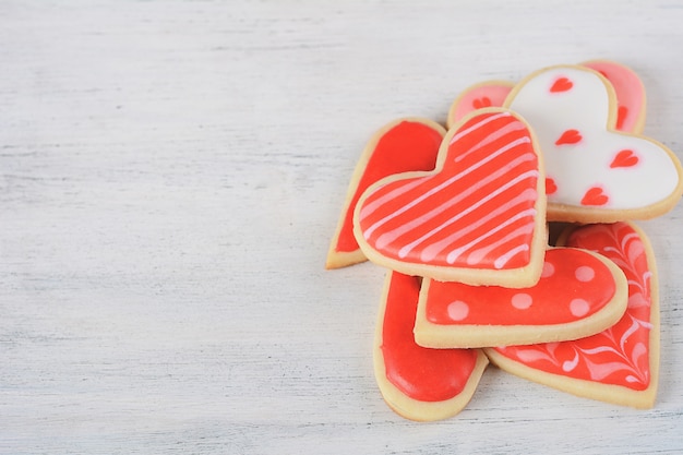 Gros plan d&#39;un tas de biscuits de la Saint-Valentin