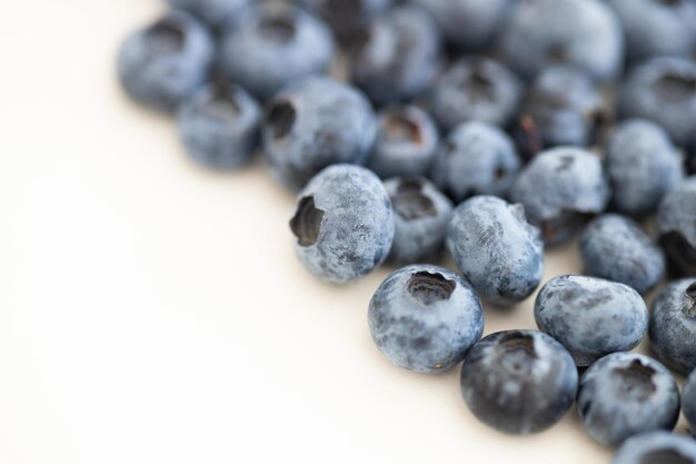 Gros plan d'un tas de bleuets fraîchement récoltés