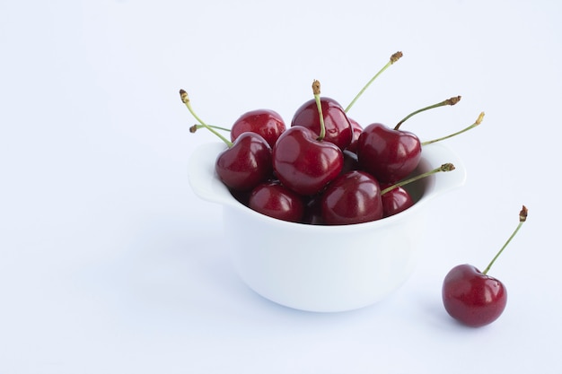 Gros plan sur des tas de cerises dans un bol