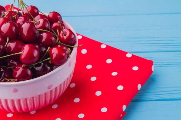 Gros plan tas de cerises fraîches rouges dans un bol