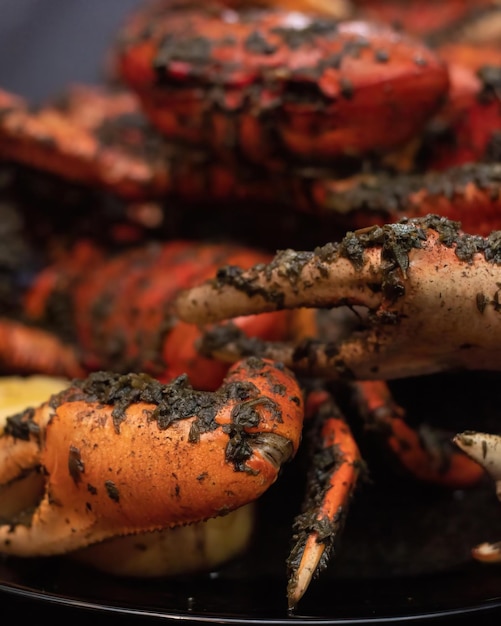 Un gros plan d'un tas de pattes de crabe avec un quartier de citron sur le côté