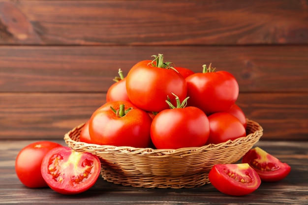 Gros plan sur un tas de tomates mûres dans le panier