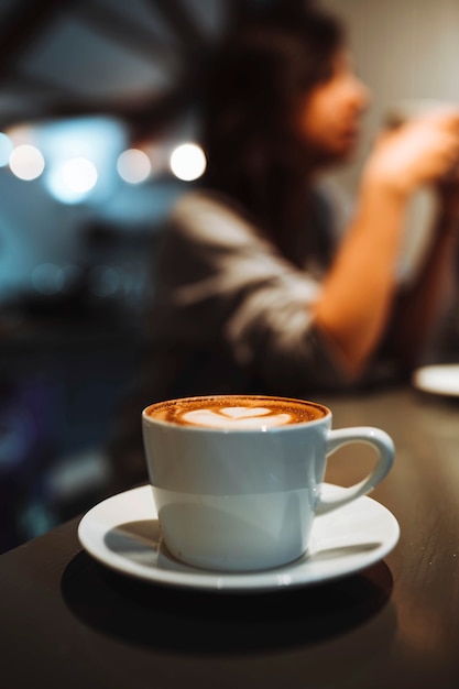 Gros plan d'une tasse de café chaud