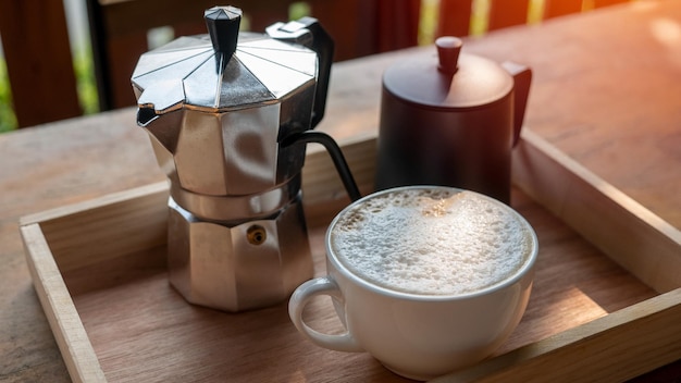 Photo gros plan tasse de café et équipement de préparation du café