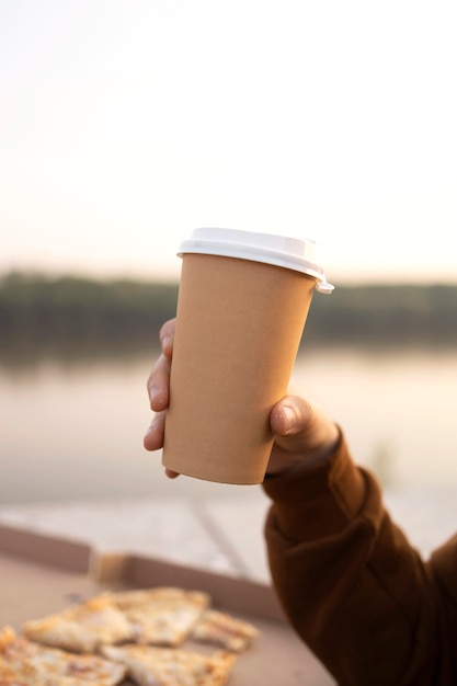 Photo gros plan d'une tasse de café à l'extérieur