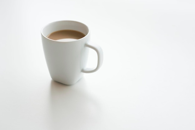 Gros plan d'une tasse de café sur fond blanc