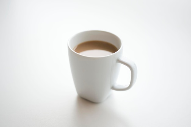 Gros plan d'une tasse de café sur fond blanc