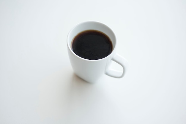 Gros plan d'une tasse de café sur fond blanc