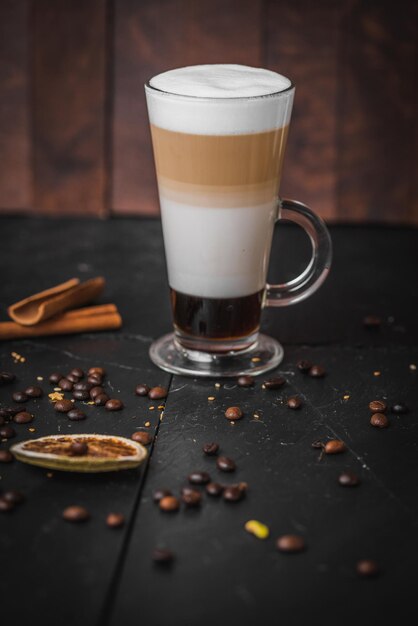 Gros plan d'une tasse de café sur la table