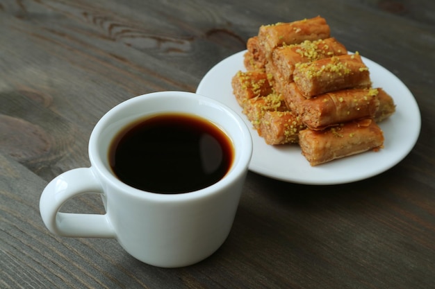 Gros plan sur une tasse de café turc avec une assiette floue de pâtisseries Baklava en toile de fond