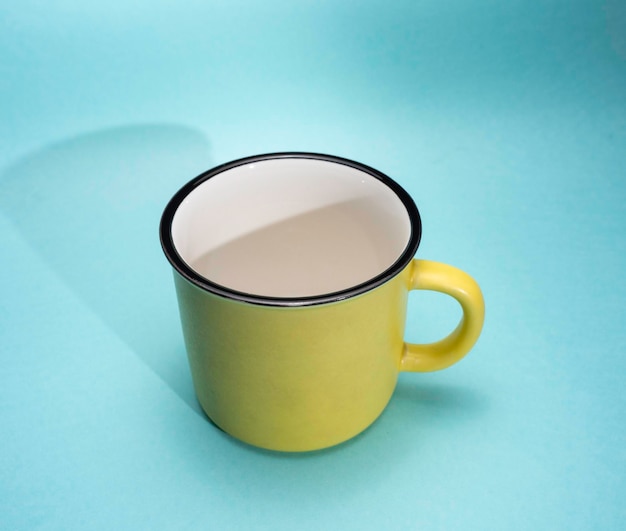 Gros plan d'une tasse colorée sur le mur