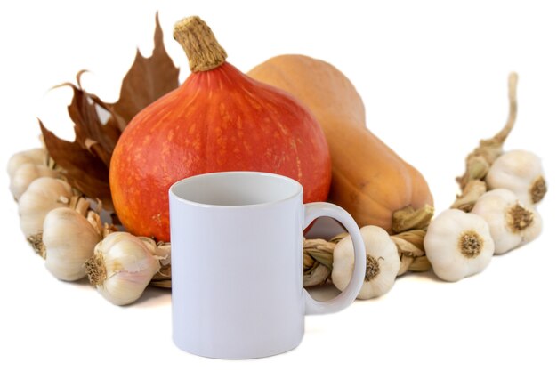 Gros plan d'une tasse dans un cadre d'automne sur un fond isolé