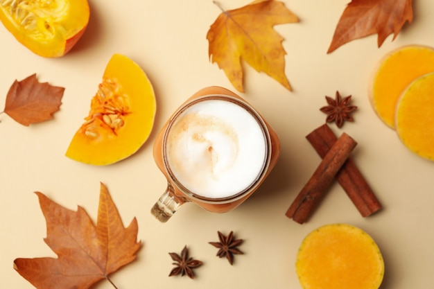 Gros plan d'une tasse de latte à la citrouille