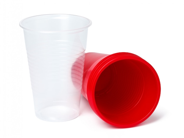 Gros plan d'une tasse en plastique sur fond blanc