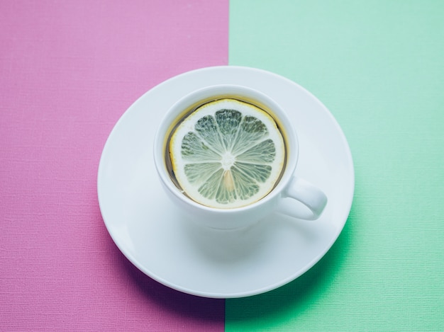 Gros plan d&#39;une tasse de thé au citron