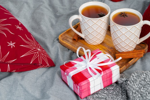 Gros plan d'une tasse de thé sur une planche de bois dans un intérieur de Noël