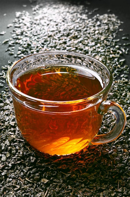 Gros plan d'une tasse de thé sur une table sombre