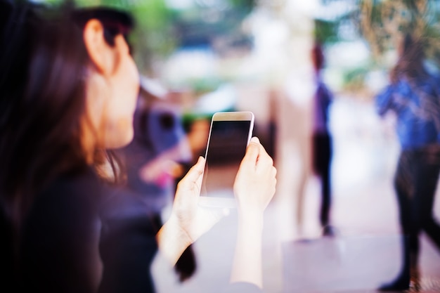 Gros plan d'un téléphone dans les mains de la femme