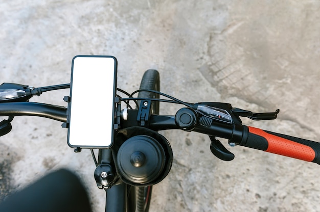 Gros plan sur un téléphone mobile vierge sur un vélo