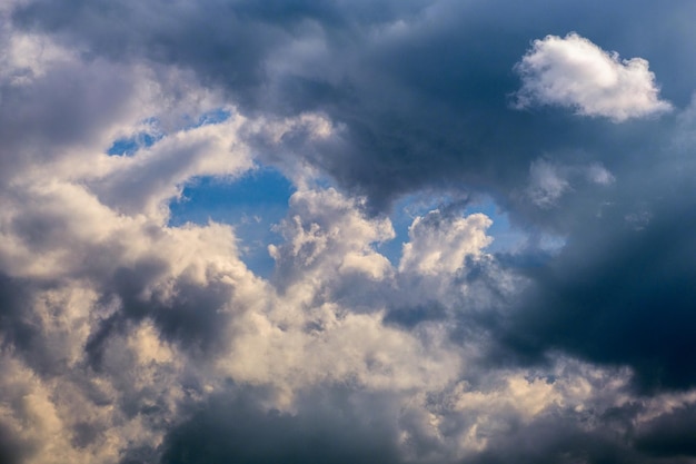 Gros plan de tempête brisé entrant nuages à la lumière du jour de mars en europe continentale