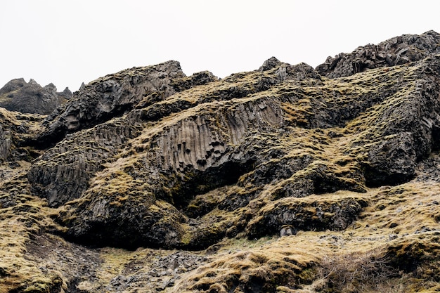 Un gros plan de la texture des montagnes en Islande roches volcaniques de basalte puff pierres couvertes de