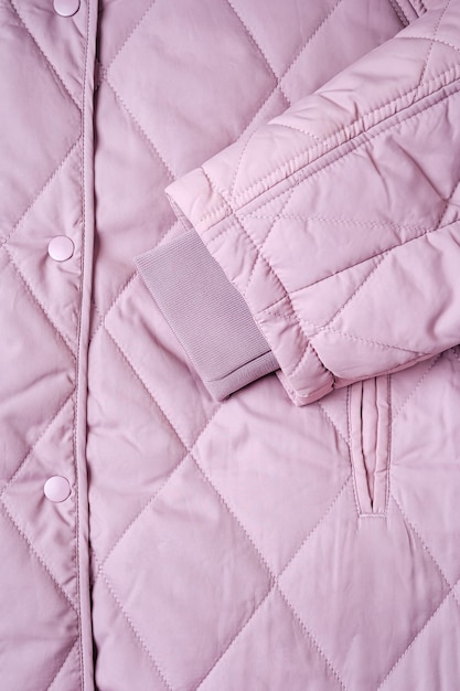 Gros plan sur la texture de la veste matelassée lilas. Fond en tissu matelassé
