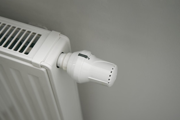 Gros plan d'un thermostat sur le radiateur de chauffage Régulateur de chauffage dans l'intérieur blanc moderne Bouton de température