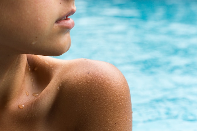 Gros plan tir sexy femme en piscine.