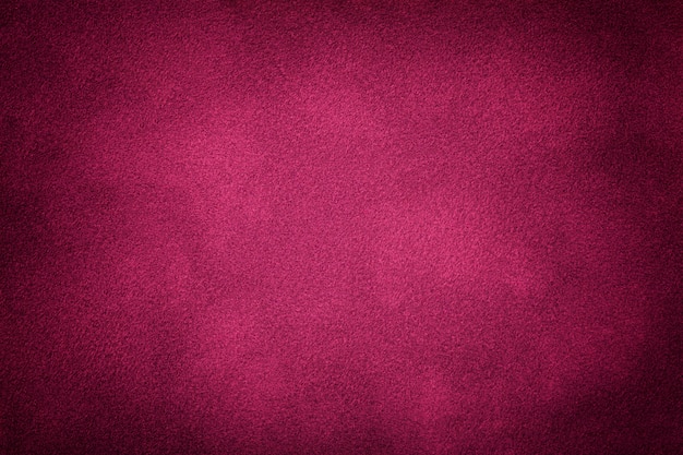 Gros plan de tissu en daim violet foncé mat. Texture velours.