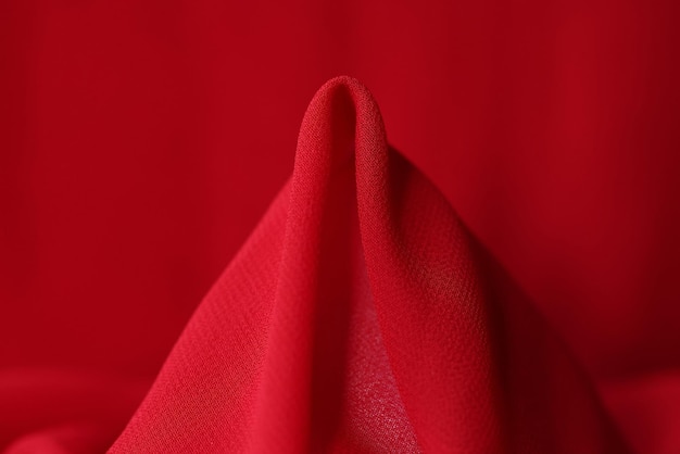 Gros plan de tissu de soie rouge Tissu synthétique de couleur rouge vif