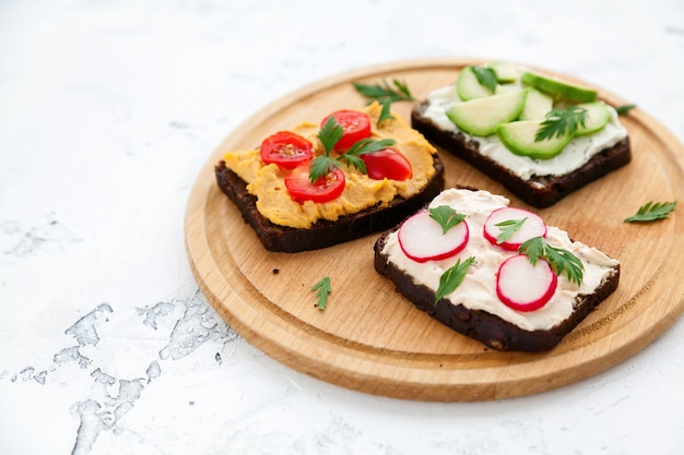 Gros plan toasts de pain de seigle végétarien