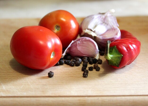 Gros plan de tomates à l'ail et de piments