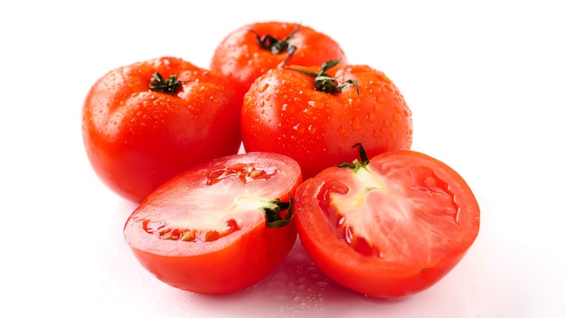 Gros plan de tomates fraîches sur fond blanc