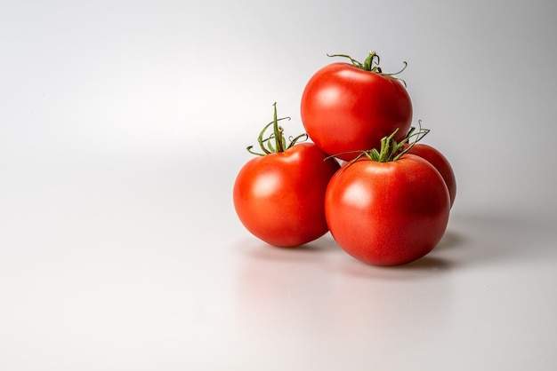 Gros plan de tomates fraîches isolées sur fond blanc