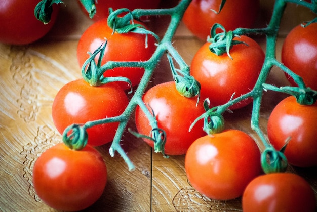 Un gros plan des tomates sur la table