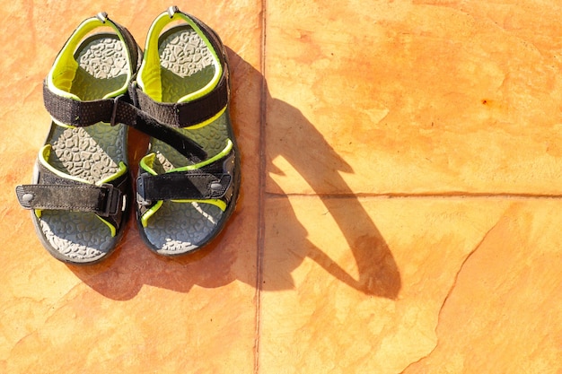 Un gros plan de tongs dans la piscine d'été