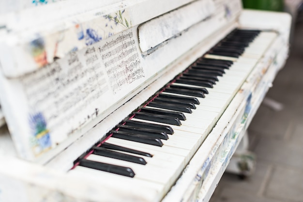 Gros plan des touches du piano à l'extérieur.