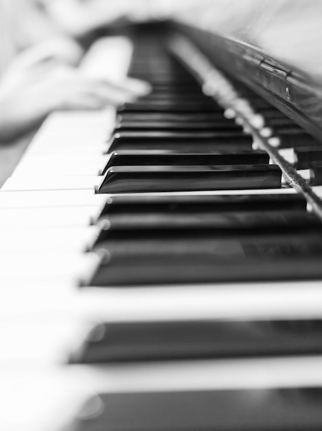 Gros plan sur les touches du piano Instrument de musique Les mains d'un musicien jouant du piano sont floues