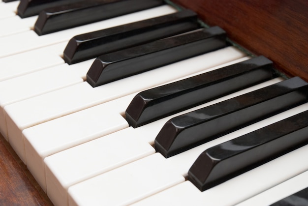 Gros plan des touches de piano noir et blanc