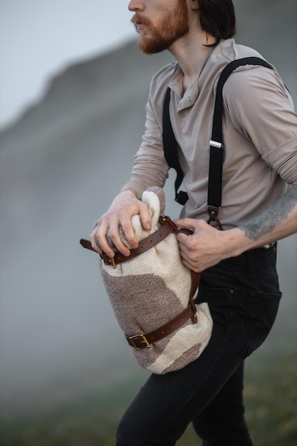 Gros plan d'un touriste hipster avec un plaid vintage dans ses mains dans la nature