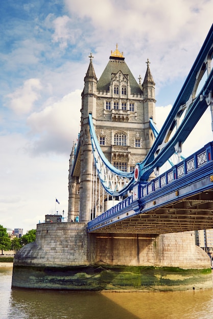 Gros plan sur le Tower Bridge de la rive sud