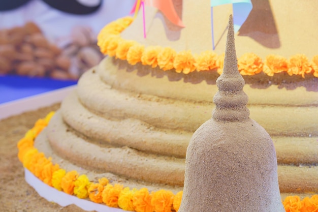 Gros plan de la tradition de la construction d'une pagode de sable au festival du jour de Songkran en Thaïlande